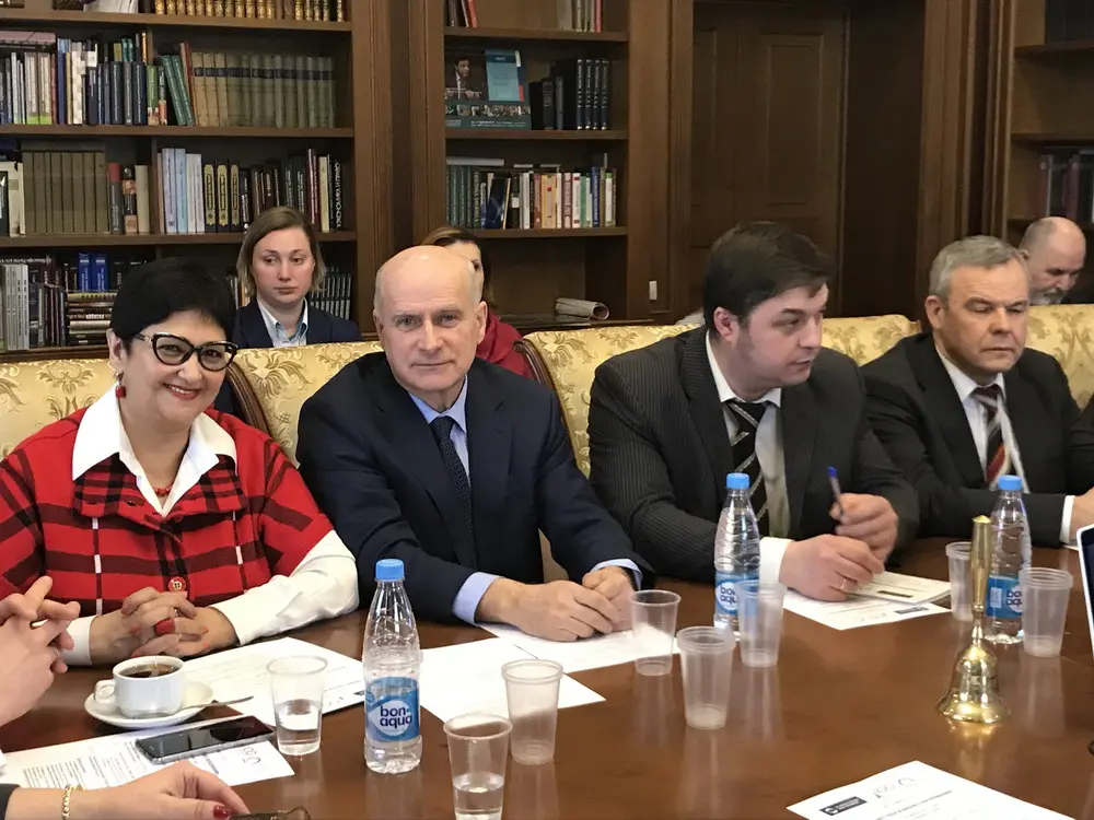 Круглый стол РАБО фото 1